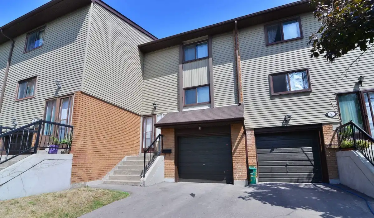 8 Carlton Place, Brampton — sold by Kelechi Amadi